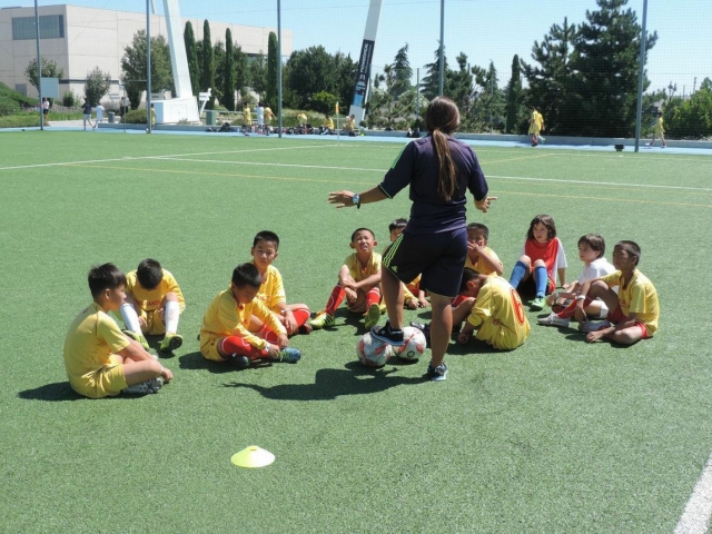 Entrenadora en el campo.jpg